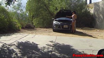 Bruneta are parte de sex violent cu barbat care ii repara masina