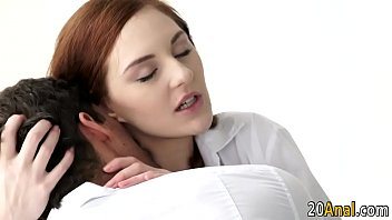 Roscata senzuala face masaj si dupa ofera sex anal clientului