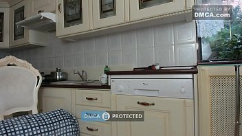 Matura filmata cand sta goala in bucatarie