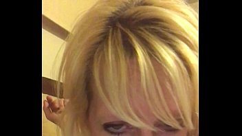 Mama suge pula unui tanar pana inghite toata sperma