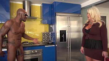 Negru cu pula uriasa gaureste in pizdele fierbinti mama si fiica