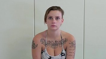 La 19 ani e plina de tatuaje si se fute in orice pozitie