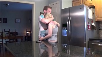 Mamica divortata face sex cu baiatul viril care o lasa gravida