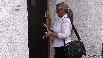 Milfa fierbinte cu silicoane si decolteu pervers se fute cu pustan excitat