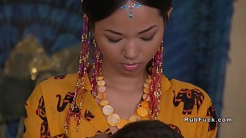 Profesoara asiatica de Yoga linsa si fututa dupa curs