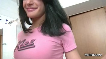 Adolescenta are orgasm dupa sex la dus in fundul bombat