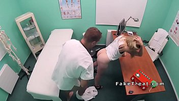 Doctor isi fute pacienta venita la control ginecologic