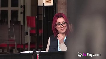Milfa traznet cu forme apetisante venita la casting pentru sex de calitate