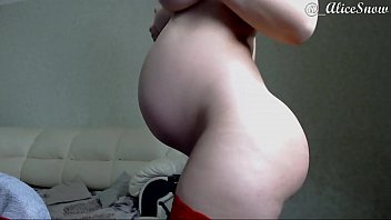 Graviduta tanara se masturbeaza cu dildo mare si gros