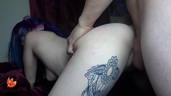 Colega de liceu cu parul mov penetrata pe la spate si umpluta de sloboz