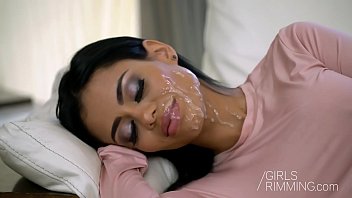 Milfa cu fund unicat da limbi in cur barbatilor si se fute violent