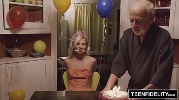 Fata fututa la 18 ani de fostul iubit in camera parintilor