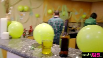 Surori futute la petrecere de fratele cu pula imensa