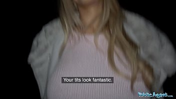 Noaptea tarziu blonda draguta dezbracata si fututa pe strada