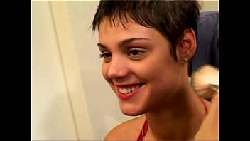 Iuliana este o dansatoare romanca fututa in club cu finalizare in nas