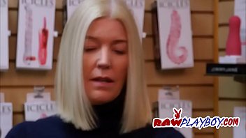 Doua cupluri perverse testeaza jucarii sexuale in sex shop