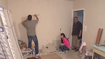 Fata tanara iubita de zugrav in lipsa tatalui plecat la cumparaturi