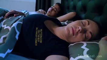 Excitata cu pula mama cedeaza avansurilor si face sex cu fiul futacios