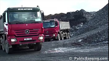 Pe santier blonda si-o trage cu tiristii dotati