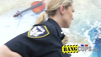 Negru suspect interogat si futut de politiste in uniforme