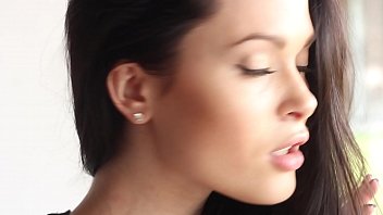 Frumoasa rusoaica goala in pat matrimonial ne arata pizda roz