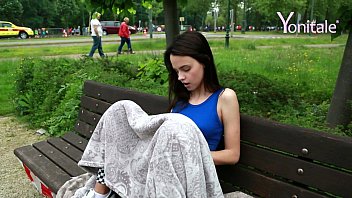 Aniela e slabuta dar frumoasa si are tupeu sa se masturbeze pe banca in parc