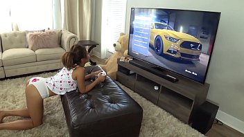 Gamerita asiatica cu fund misto penetrata in vaginul stramt de dildo