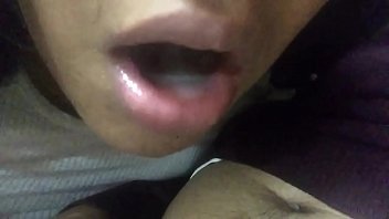 Tiganca ofera muie cu ejaculare si inghitire sperma inclusa in tarif