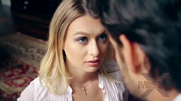 Natalia Starr hipnotizata si penetrata cu degetele si pulica in pizda roz