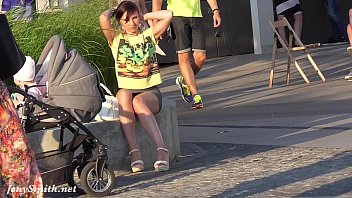 Poarta o rochita prea scurta pentru parc si e filmata in pizda goala de obsedat sexual