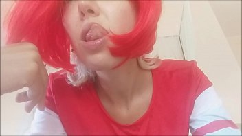 Roscata tanara fara experienta arata la webcam sanii mari frumosi si pizda virgina