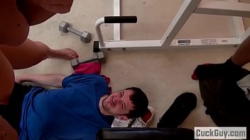 La sala de forta negru dotat o fute pe bruneta curva si instructor o linge in pizda plina de sloboz