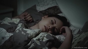 Vise erotice noaptea transformate in masturbare cu orgasm