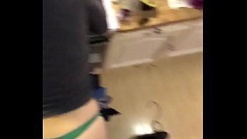 Romanca tanara imbracata luata la pula pe la spate in bucatarie