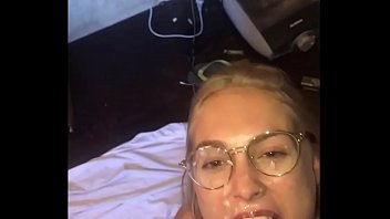 Muzica de discoteca tigari si multa muie cu ejaculare pe sani