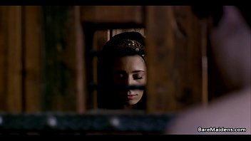 Sex romantic noaptea cu tanara intinsa pe covor si penetrata total