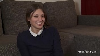 Tania maicuta sexy dupa ce ramane goala la webcam si se masturbeaza