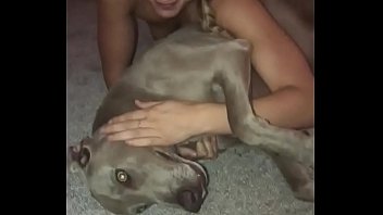 Blonda inocenta goala la webcam se joaca cu cainii