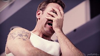 Fiica vitrega suge pula tatalui dupa laba si se fut in trei cu amica sexy