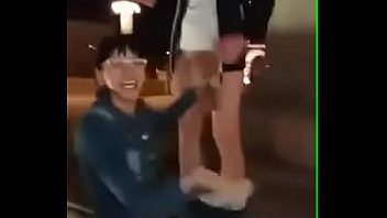 Sex in public la Oradea cu o tarfa bruneta care suge pula