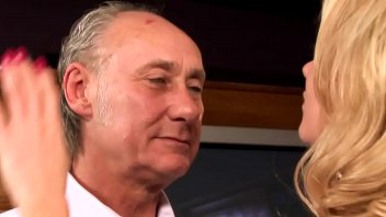 Paige Ashley penetrata in pizda si cur de mos cu pula mare