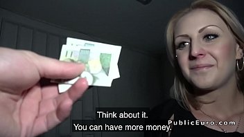 Platita pentru o muie si un futai afara in public