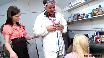 Charlotte si Candy sug o pula mare si groasa pana inghit sloboz