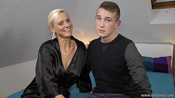 Adolescent amator futut la webcam de o milfa in calduri