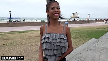 Nia o negresa care face sex cu un alb viril