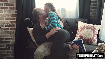 Holly Hendrix la 19 ani se fute anal cu iubitul matur