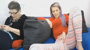 Simona face videochat cu mama ei batrana