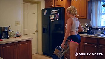 Face menaj goala si e filmata pe ascuns