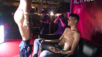 Carolina la separeu in club fute un tanar cu muschi