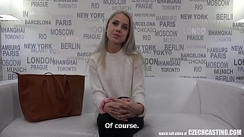 Video cu virgina care invata sa suga pula